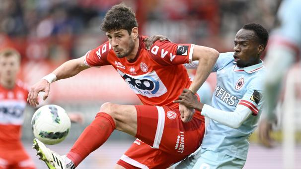 <p>Der KV Kortrijk um Felipe Avenatti (links) hatte gegen Youssef Challouk(rechts)&amp; Co. keine Chance.</p>