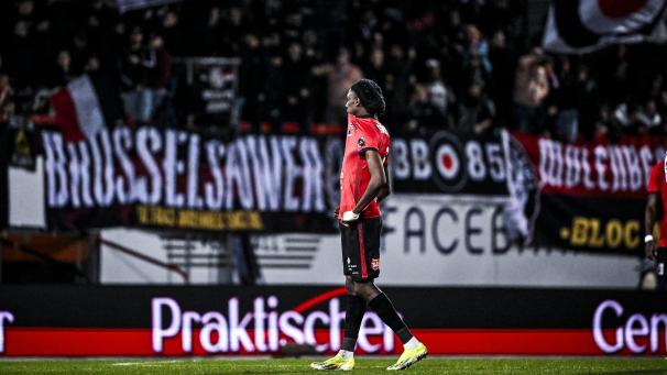 <p>RWDMs Pierre Dwomoh war nach dem Schlusspfiff bedient.</p>