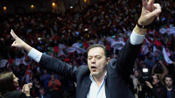 <p>Luis Montenegro, Vorsitzender der Mitte-Rechts-Koalition der Demokratischen Allianz, zeigt das Peace-Zeichen vor seinen Anhängern während einer Wahlkampfabschlusskundgebung.</p>