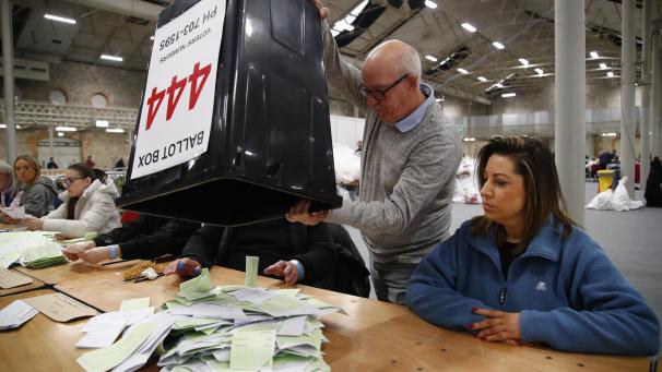 <p>In der Royal Dublin Society werden Stimmzettel zu Volksentscheidungen zur Definition von Familie sowie der Rolle von Frauen gezählt.</p>