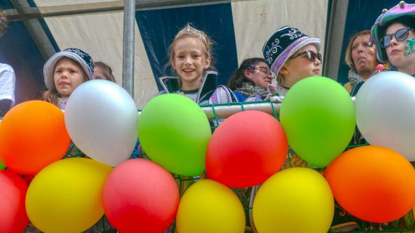 <p>Prinzessin Tanisha I. nebst Gespann zeigt sich den Kindern und lässt den Zug an sich vorbeiziehen, bis sie sich dann am Zugende anschließt.</p>