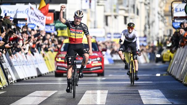 <p>Remco Evenepoel gewinnt vor Matteo Jorgenson die achte Etappe. In der Gesamtwertung ist es genau umgekehrt.</p>
