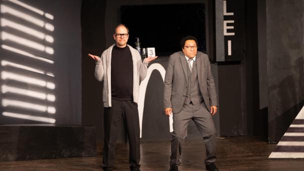 <p>Tief durchatmen für mehr Ausgeglichenheit – Anwalt Björn Diemel (rechts) kann von Achtsamkeitscoach Joshka Breitner noch einiges lernen.</p>