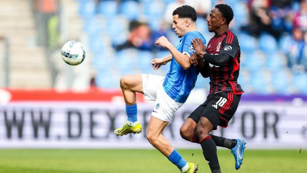 <p>Ende gut, alles gut: Kamal Sowah (rechts, hier gegen Genks Zakaria El Ouahdi) und Standard Lüttich haben die Play-offs 2 erreicht.</p>