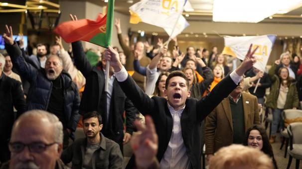 <p>Anhänger der Mitte-Rechts-Partei Demokratische Allianz reagieren nach der Bekanntgabe der ersten Ergebnisse in der Parteizentrale in Lissabon.</p>