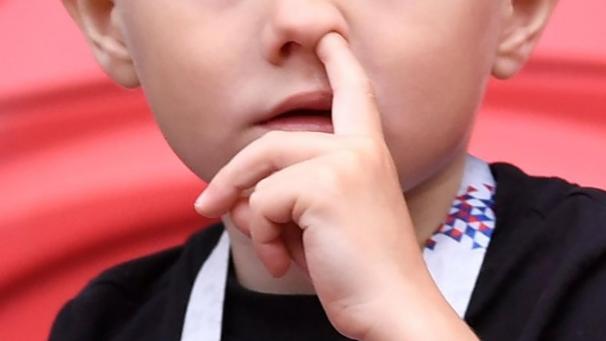 <p>Beim Popeln kann die empfindliche Haut in der Nase verletzt werden.</p>