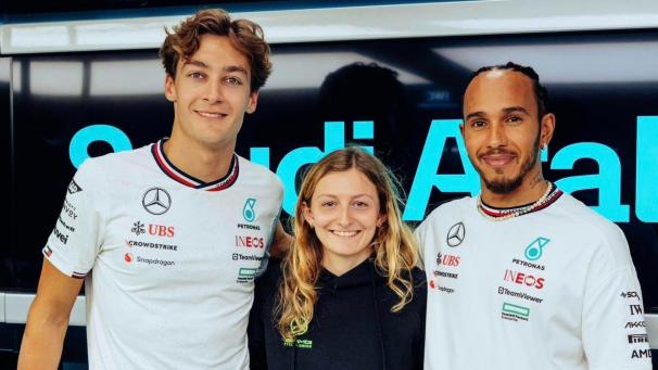 <p>Dorianne Pin und ihre Mentoren Lewis Hamilton (rechts) und George Russel.</p>