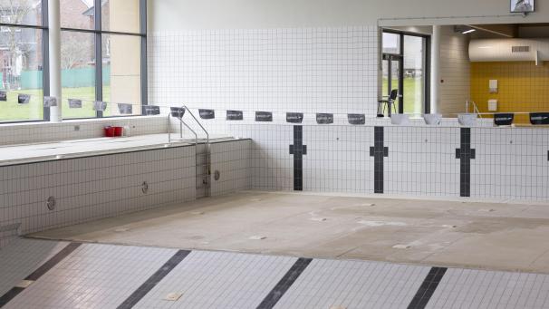 <p>Im Kelmiser Schwimmbecken wurde der Fliesenspiegel abgetragen.</p>