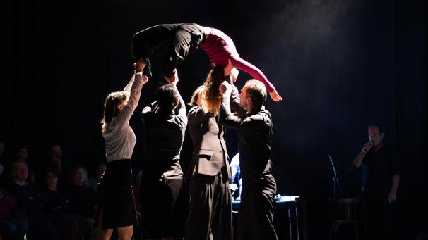 <p>Mitten hineinversetzt in eine Tangoparty fühlten sich die Zuschauer.</p>