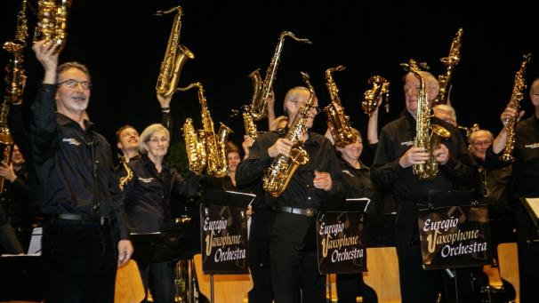 <p>Stolz zeigen die Musikanten ihr vielseitiges Instrument.</p>