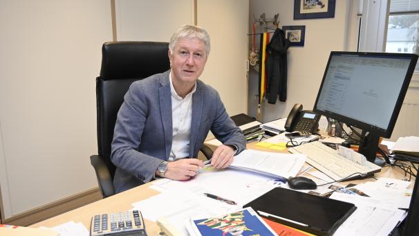 <p>Büllingens Bürgermeister Friedhelm Wirtz hat sich entschlossen, bei den nächsten Gemeinderatswahlen nochmals zu kandidieren. Allerdings will er nur noch drei Jahre zur Verfügung stehen. Der heute 65 Jahre alte Honsfelder ist seit 2006 im Amt, davor war er drei Jahre Mitglied des Sozialhilferates, sechs Jahre Gemeinderatsmitglied und sechs Jahre Schöffe.</p>