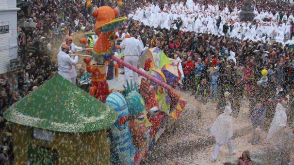 <p>Mehr geht nicht: Fünf Tonnen Konfetti prasseln auf die Zuschauer nieder.</p>