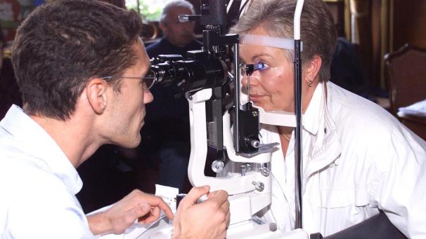 <p>Bei Verdacht auf Glaukom (Grüner Star) misst der Augenarzt den Augeninnendruck.</p>