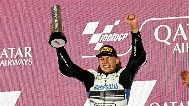 <p>Barry Baltus feiert den zweiten Platz in der Moto2 in Katar wie einen Sieg.</p>