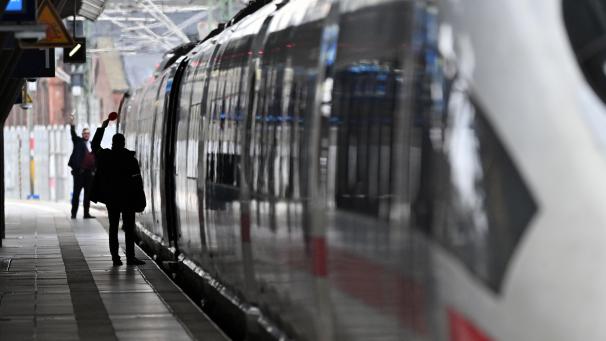 <p>Ein ICE steht während des GDL-Streiks im Erfurter Hauptbahnhof.</p>
