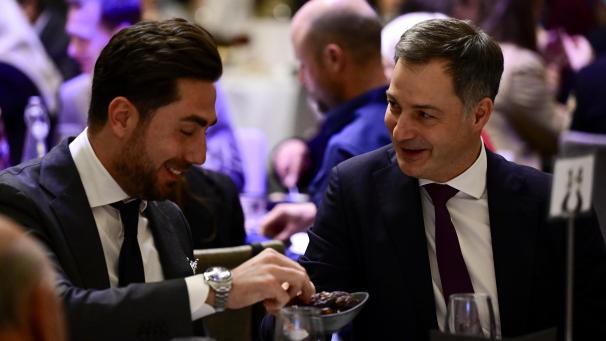 <p>Unternehmer Yusuf Cakmak (links) und Premierminister Alexander De Croo (rechts) bei der Ifta in Antwerpen</p>