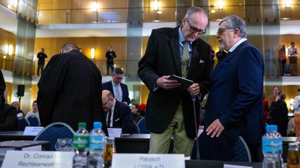 <p>Bei dem Berufungsverfahren im Streit um die Einstufung der AfD durch den Verfassungsschutz stehen Roman Reusch (2.v.r., AfD), Beisitzer im Bundesvorstand der AfD, und Carsten Hütter (r, AfD), Mitglied des sächsischen Landtags im Foyer des Oberverwaltungsgerichts.</p>