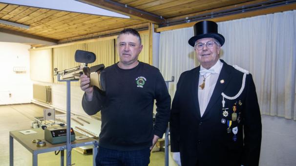 <p>Harald Lamberty (l.) und Herbert Nols (r.): Sport und Tradition sind bei den Ketteniser Schützen gleich wichtig.</p>