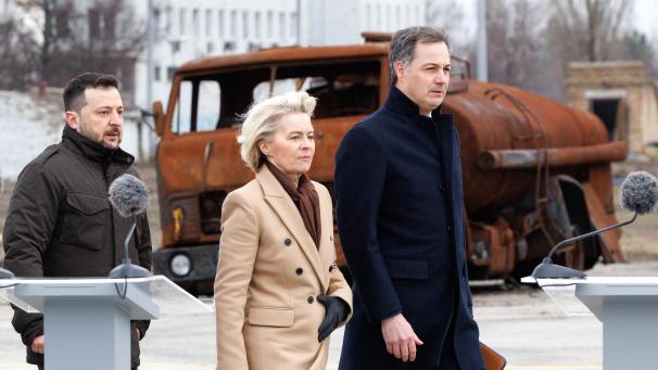 <p>Ende Februar besuchte Premierminister Alexander De Croo (rechts) zusammen mit EU-Kommissionspräsidentin Ursula von der Leyen die Ukraine. Dort fand ein Treffen mit Präsident Selenskyj (links) statt.</p>