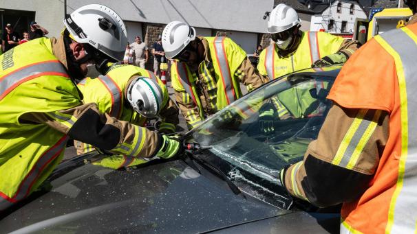 <p>Im Mittelpunkt der Weiterbildung stehen technische Fertigkeiten. Zu den Aufgaben gehört auch das fachgerechte Auseinanderschneiden von Fahrzeugen, wie auf diesem Foto im Rahmen des Tag der Offenen Tür 2023 in Burg-Reuland vor Publikum demonstriert wurde.</p>