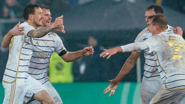 <p>Marcel Gaus (l), Manuel Zeitz (2.v.l.), Bjarne Thoelke (2.v.r.) und Lukas Boeder (r) feiern den Sieg.</p>