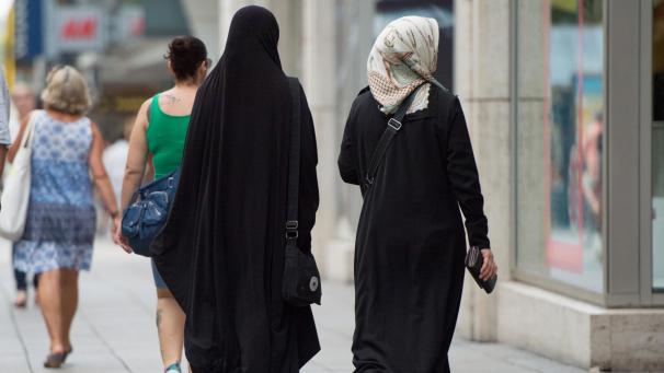 <p>Im März 2004 verbot Frankreich Kopftücher in Schulen.</p>