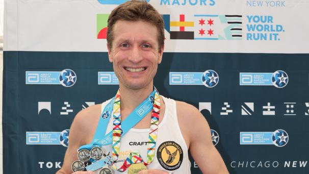 <p>Am Ziel seiner (Lauf)träume: Roger Königs präsentiert die „Six-Star-Finisher“- Medaille.</p>