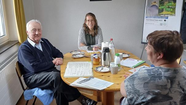 <p>Mitgründer von „Miteinander Teilen“, Hermann Pint, im Gespräch mit Claire Guffens (m.) und Christel Kalf.</p>