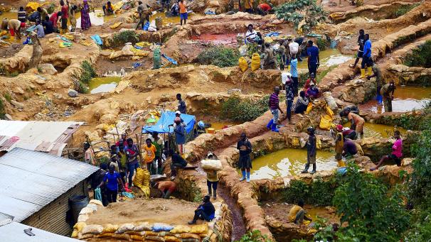 <p>Bergbau schränkt die Entwicklung der Landwirtschaft massiv ein. Fragmentierung und Verarmung der Böden sind die Folgen.</p>
