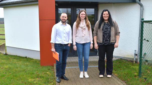 <p>David Sarlette, Präsident des Verwaltungsrates, freut sich, dass Aline Scheuren (Mitte) und Jenny Krämer (rechts) die Leitung der WG Lommersweiler übernommen haben.</p>