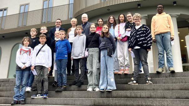 <p>Die Mitglieder des Kelmiser Kindergemeinderates lernten nicht nur das PDG-Gebäude, sondern auch Parlamentspräsident Charles Servaty kennen.</p>