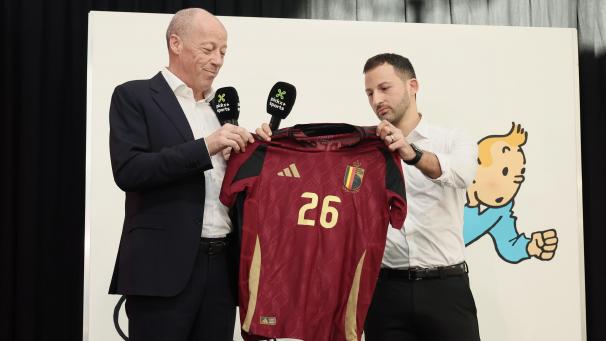 <p>Nationaltrainer Domenico Tedesco (rechts) bei der Trikotvorstellung am Donnerstag.</p>