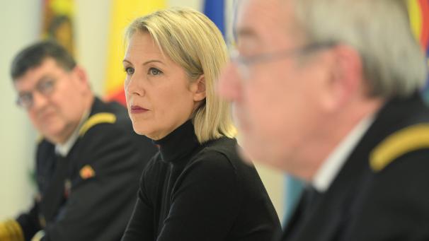 <p>Verteidigungsministerin Ludivine Dedonder, Armeechef Admiral Michel Hofman (r.) und Generalinspektor Jan De Beurme während einer Pressekonferenz am Donnerstag.</p>
