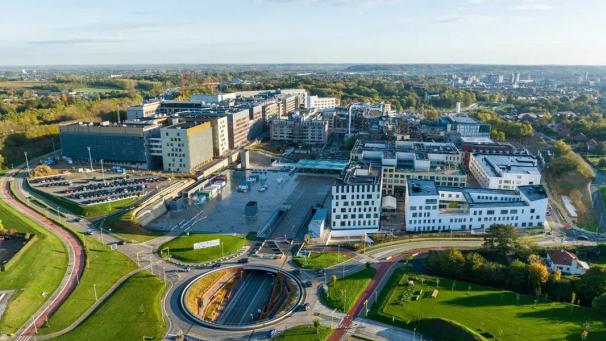 <p>Ein Blick von oben auf die Uniklinik inLöwen</p>