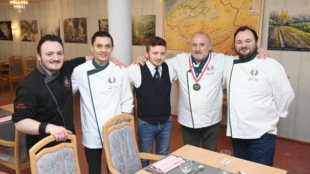 <p>Maxime Ulens (ganz links) will die Gäste im Hotel Altitude kulinarisch verwöhnen. Ihm stehen seine Brüder Gavroche (3.v.l.), Frédéric (ganz rechts), Vater Roeland (2.v.r.) und Kim Lecoq (2.v.l.) zur Seite. Parallel betreibt das Quintett außerdem das Restaurant Le Saint Hadelin in Celles (bei Dinant).</p>