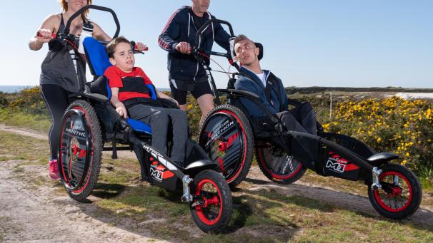 <p>Ein solcher Rollstuhl soll auch in Ostbelgien Menschen mit einer Beeinträchtigung die Teilnahme an Läufen ermöglichen. Das Exemplar, das der Verein angeschafft hat, verfügt zusätzlich über einen speziellen Lenker, der von drei Personen bedient werden kann, sowie eine Möglichkeit, den Rollstuhl zu ziehen.</p>