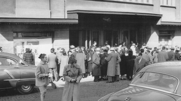 <p>Lange Schlangen vor dem Capitol an der Neustraße. Eine Eintrittskarte im Parkett kostete 20 Franken (Balkon 25 Franken) und ein Eis fünf Franken.</p>
