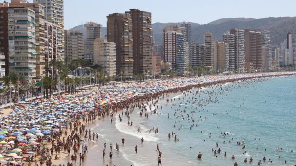 <p>Ein überfüllter Strand in Benidorm: Die Costa Blanca ist bekannt für günstigen Massentourismus.</p>