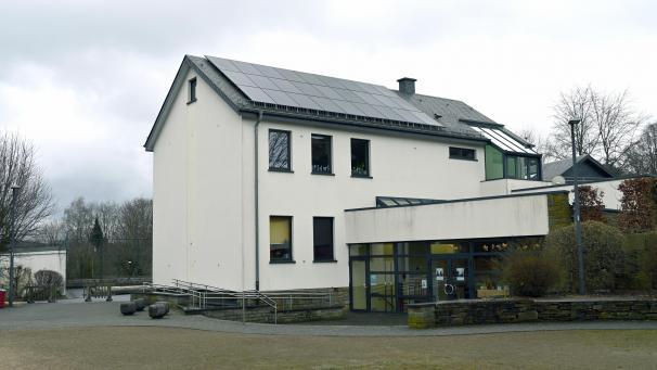 <p>Die Gemeinde Amel stattete im vergangenen Jahr vier Schulen (auf dem Foto die Schule in Schoppen) und das ehemalige Kindergartengebäude in Amel mit Fotovoltaikanlagen aus.</p>