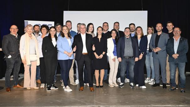 <p>Die Kandidaten der PFF für die anstehenden Gemeinschaftswahlen am 9. Juni wurden am Freitagabend im Alten Schlachthof in Eupen vorgestellt. Foto: David Hagemann</p>