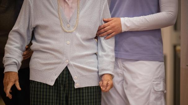 <p>Viele Studenten arbeiten in Krankenhäusern und Altenheimen.</p>