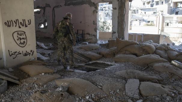 <p>Ein Kämpfer der Syrischen Demokratischen Kräfte (SDF)sucht in Al-Rakka (Syrien) nach Minen und Bomben, die von der Terrormiliz Islamischer Staat (IS) zurückgelassen wurden.</p>