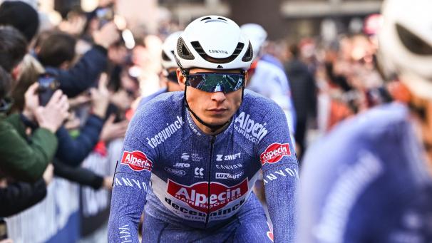 <p>Am Ende erreichte der Belgier vor Michael Matthews und Tadej Pocagar das Ziel.</p>