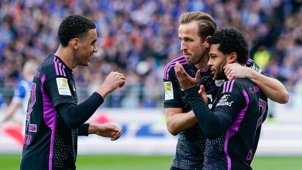 <p>Serge Gnabry freut sich mit Harry Kane und Jamal Musiala über seinen 1:4 Treffer.</p>