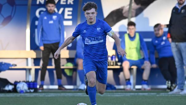 <p>Zwei Tore, eine Vorlage: Liam Weinberg führte Eupen B nicht nur wegen seiner Kapitänsbinde zum Sieg in St.Vith.</p>