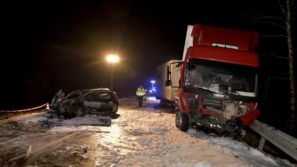 <p>Wenn Lkw mit Pkw kollidieren, haben Letztere immer das Nachsehen. Die schwedische Aluminiumfront soll die Schäden bei Unfällen deutlich reduzieren.</p>