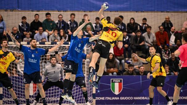 <p>Raphaël Kötters (beim Wurf) wurde als Spieler des Spiels ausgezeichnet.</p>