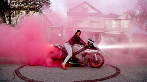 <p>Die Fotografin Akasha Rabut thematisiert mit „Caramel Curves“ die Widerstandsfähigkeit und den Zusammenhalt des ersten rein weiblichen afroamerikanischen Motorradclubs in New Orleans.</p>