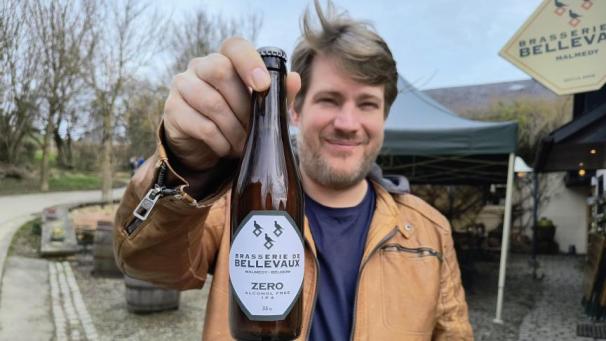 <p>Braumeister Tom Schuwer präsentiert das neue Bellevaux Zero.</p>