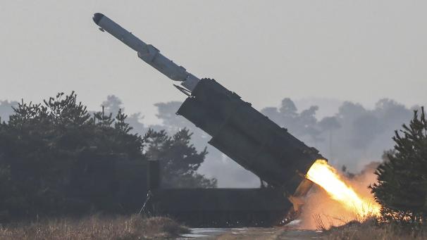 <p>Dieses von der nordkoreanischen Regierung zur Verfügung gestellte Foto zeigt mutmaßlich den Test einer Boden-See-Rakete.</p>